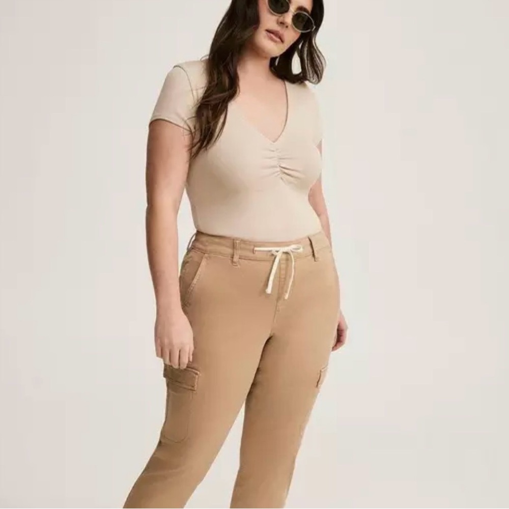 Torrid Rib Cinched V-Neck Tee NWT - Picture 2 of 7